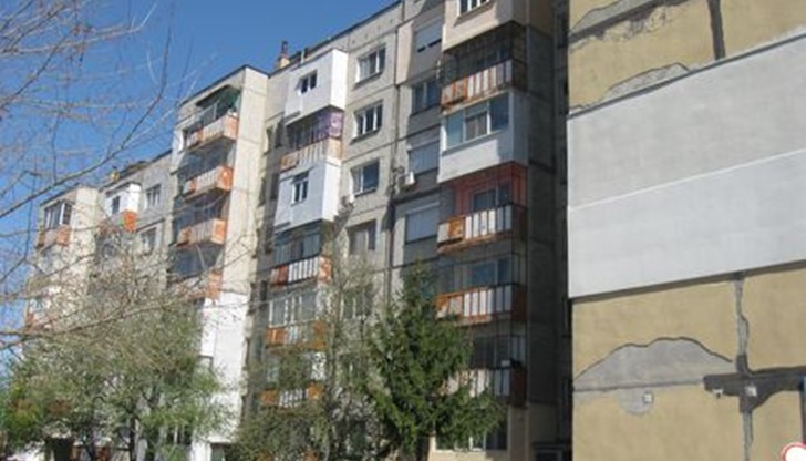 Тийнейджърката е на около 15 години и е паднала във вътрешния двор на пететажна сграда Тийнейджърката е на около 15 години и е паднала във вътрешния двор на пететажна сграда