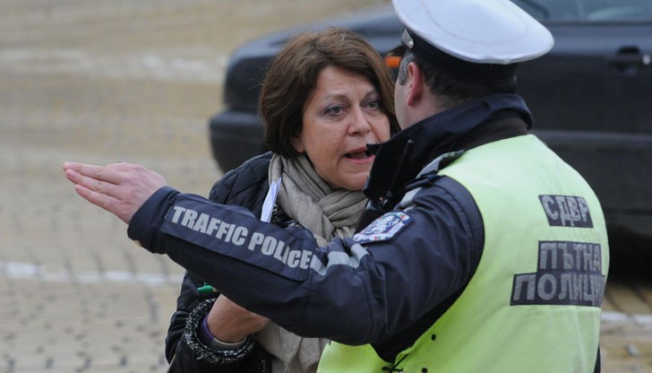 Татяна Дончева влезе в спор с пътен полицай край Народното събрание