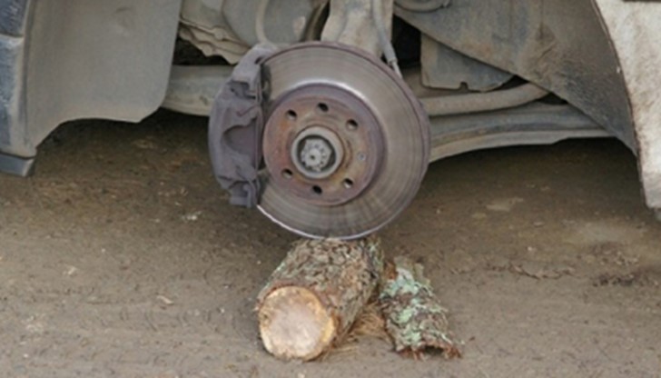 Колата била паркирана на паркинг пред входа на блок в жк “Родина” Колата била паркирана на паркинг пред входа на блок в жк “Родина”