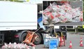 Камион катастрофира и разсипа 1 милион паунда на улицата