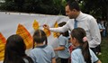 Страхил Карапчански рисува заедно с децата
