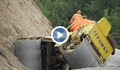 Валяк се обърна върху работник