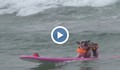 Кучета сърфисти разцепиха вълните в "бясно" състезание!