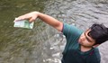 Гърци се втурнаха да ловят банкноти в река вместо риба