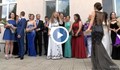 Абитуриентка с етно рокля смая всички