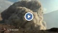 Вулкан буквално избухва в краката на туристи