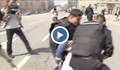 Ето какво прави с гейовете руската полиция!