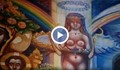Художник сложи сутиени на голи жени в картините си