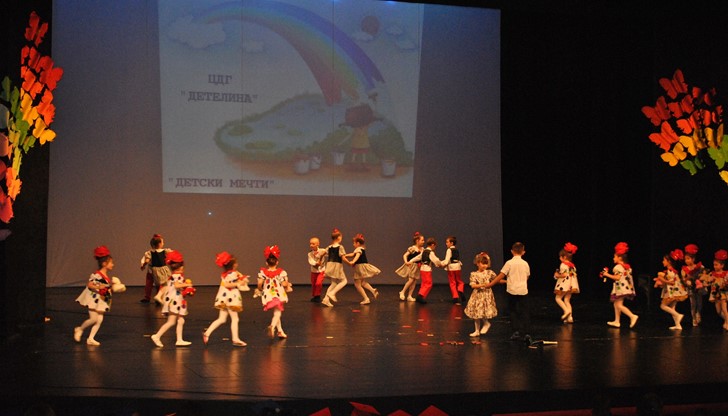 Над 200 малчугани от 11 русенски детски градини взеха участие в ежегодния концерт в голямата зала на Доходно здание - "Полет на детските мечти"