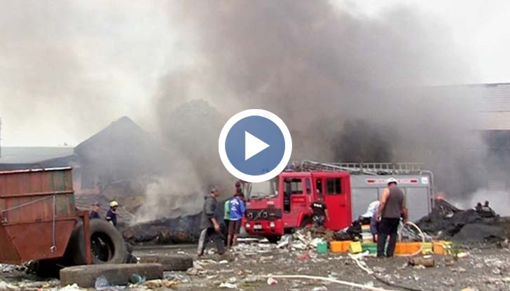 Пластмасовата суровина гори вече трети час, а огнеборците трудно успяват да локализират огъня
