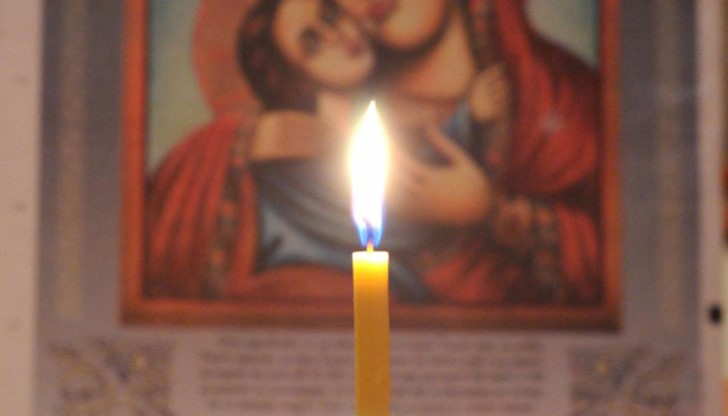 Възрастният свещеник разказа, че това не е първият път, в който е нападан. Преди седмици група цигани му взели ключовете от църквата и го принудили да им даде църковните и личните си пари! Възрастният свещеник разказа, че това не е първият път, в който е нападан. Преди седмици група цигани му взели ключовете от църквата и го принудили да им даде църковните и личните си пари!