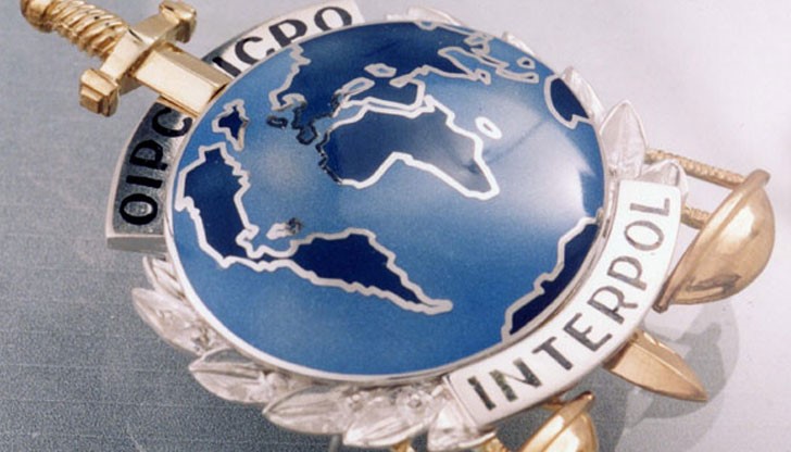 Юристите имат за цел да го изкарат сух от батака, в който той се забърка след поредица дела за неплатени данъци и дълги съдебни саги с измамени купувачи на жилища