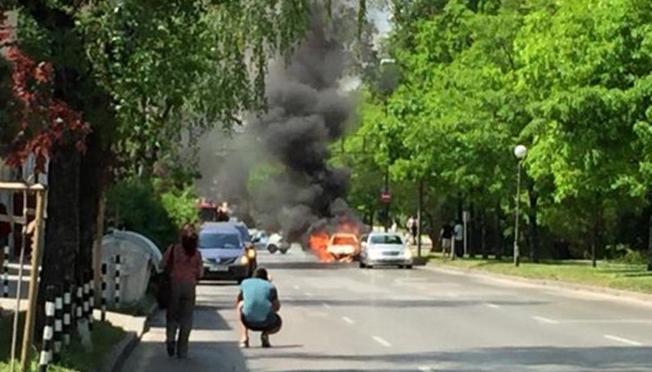 Пожарната и полицията са пристигнали веднага след запалването, но независимо от усилията им колата изгоряла изцяло