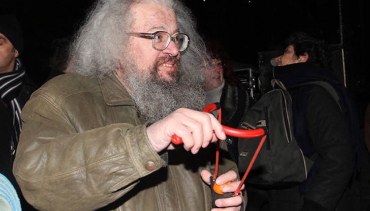 Николай Колев-Босия беше отново задържан за доматена атака срещу сградата на Народното събрание!!! Николай Колев-Босия беше отново задържан за доматена атака срещу сградата на Народното събрание!!!