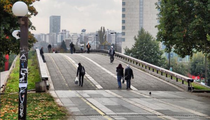 В момента, както съобщават очевидци, мъж се готви да скочи от Моста на влюбените В момента, както съобщават очевидци, мъж се готви да скочи от Моста на влюбените
