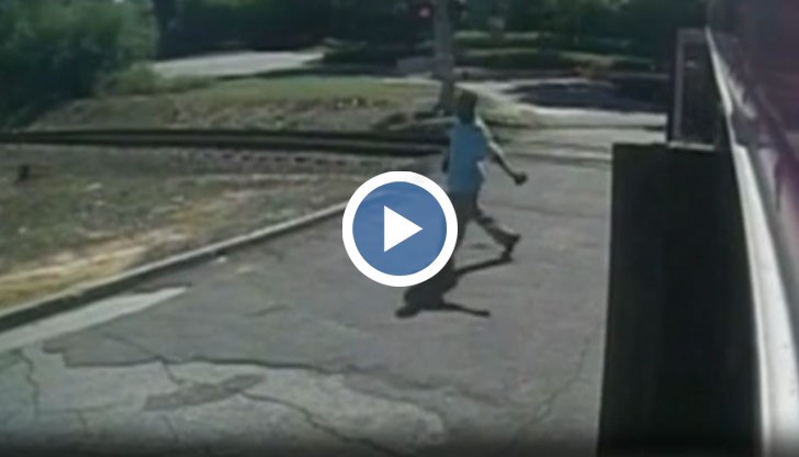 Автобус тръгнал да преминава през железопътен прелез, но в този момент дошъл влака