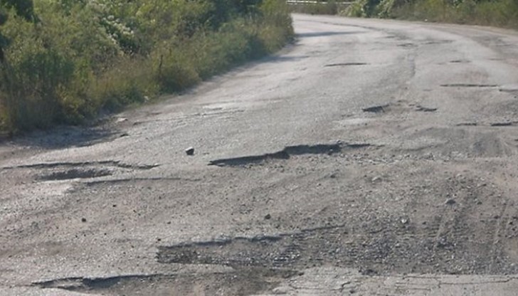 Две пътнички в кола - на 60 и на 84 години, са пострадали при катастрофа заради дупка на пътя на Бяла - Попово / снимката е илюстративна