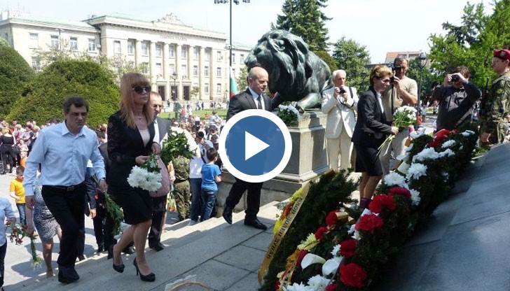 Русенци празнуват с цветя и венци пред Паметника на свободата