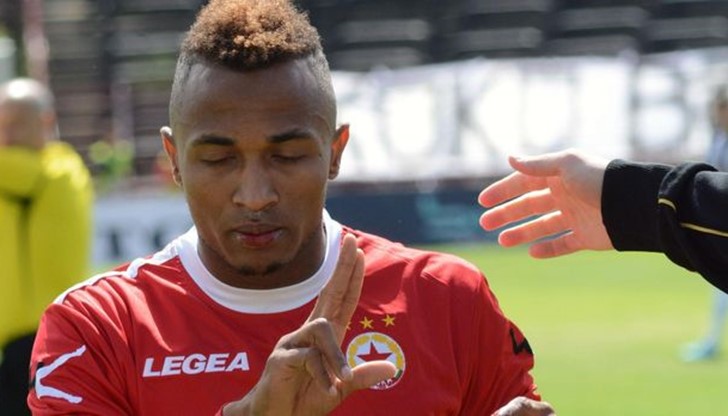 Крилото на "армейците" има договор за още две години с "червените" Крилото на "армейците" има договор за още две години с "червените"