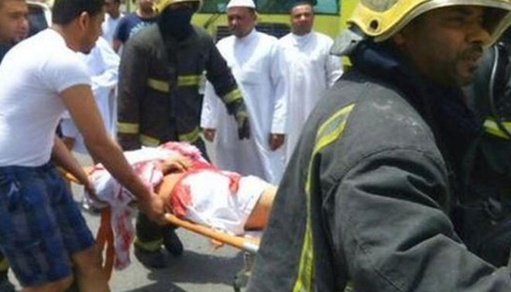 Спасители изнасят окървавени хора от джамията.