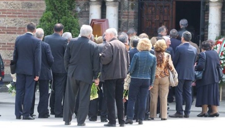 Пред църквата „Св. Седмочисленици" свири военен оркестър