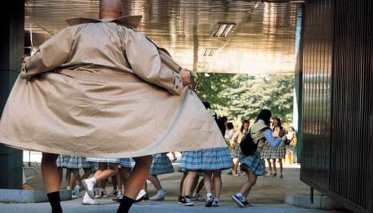 Млад мъж си е събул панталоните и правил неприлични демонстрации пред две непълнолетни момичета Млад мъж си е събул панталоните и правил неприлични демонстрации пред две непълнолетни момичета