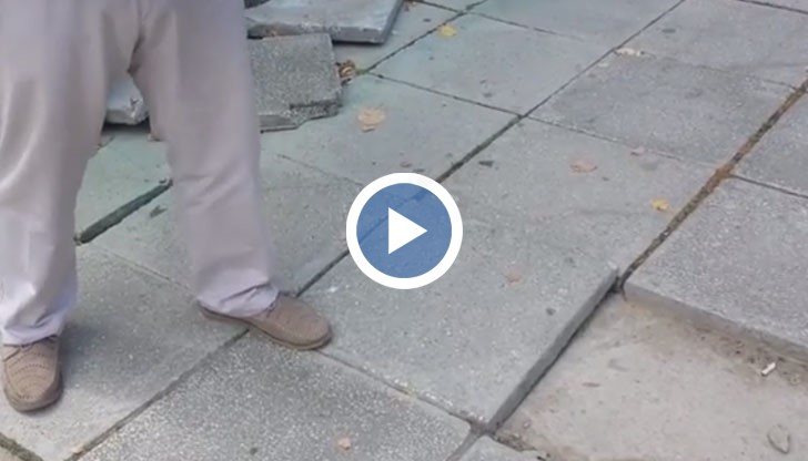 Плочките до съдебната палата са се "отлюспили", но никой не им обръща внимание.