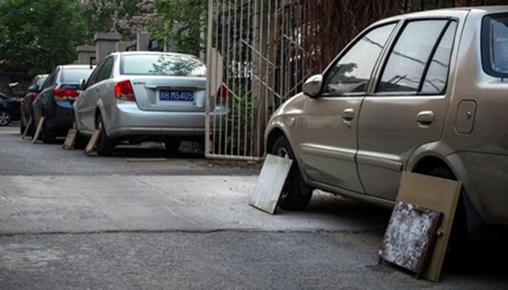 Странна шофьорска практика буди любопитството на чужденците в Китай напоследък