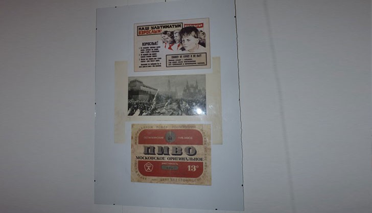 Изложбата включва постери, които представят оригинална съветска графика от времето на Втората световна война