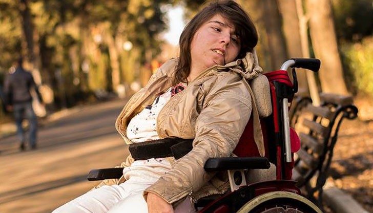 Таня мечтае да стане от инвалидната количка и да ходи сама!