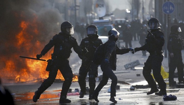 При претърсването в чантите им са открити коктейли "Молотов", след което са проснати на земята, закопчани с белезници и откарани в дирекцията на полицията