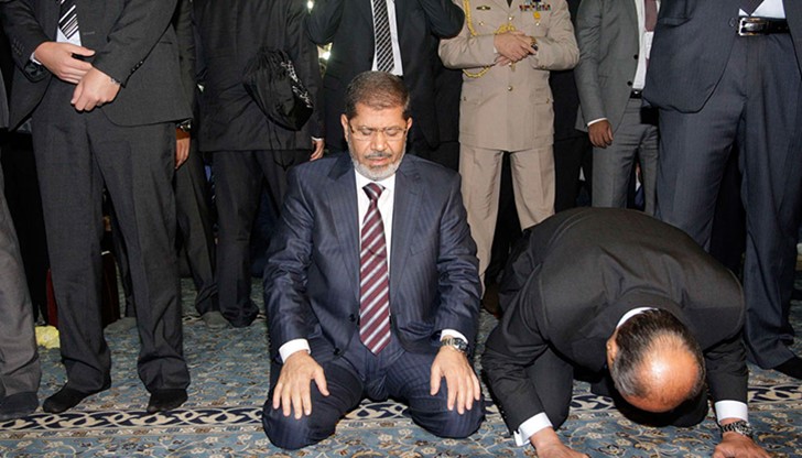Мохамед Морси е член на влиятелното “Мюсюлманско братство” – една от най-старите ислямистки организации в арабския свят