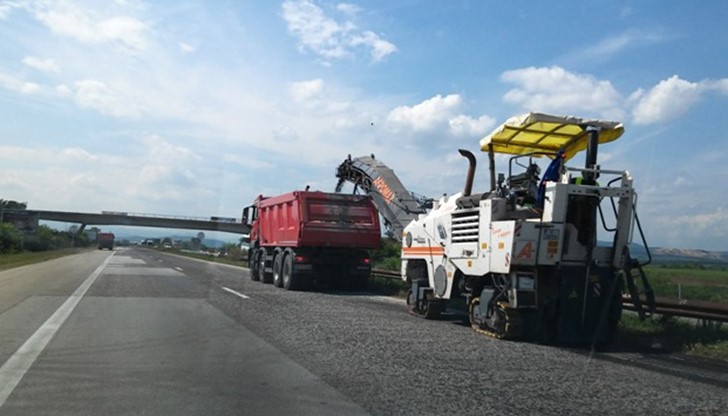 С тези средства ще бъде изкърпена около 113 хил. кв. м пътна инфраструктура С тези средства ще бъде изкърпена около 113 хил. кв. м пътна инфраструктура