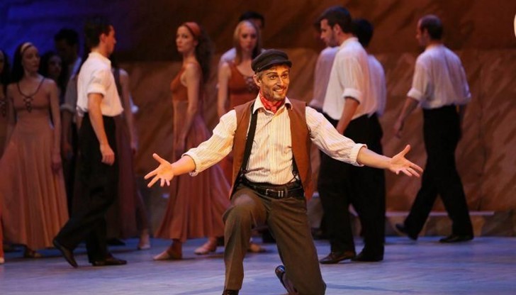 Творбата се свързва най-вече с нашумелия филм с участието на Антъни Куин, а в основата е книгата "Живот и приключения на Алексис Зорбас" (1943 г.) Творбата се свързва най-вече с нашумелия филм с участието на Антъни Куин, а в основата е книгата "Живот и приключения на Алексис Зорбас" (1943 г.)