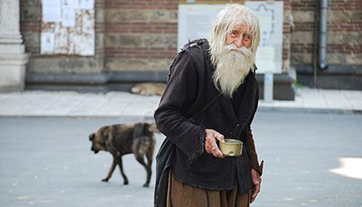 Дядо Добри всеки ден изминава над 25 километра пеша, за да стигне до катедралата "Св. Александър Невски" в София, пред която събира милостиня