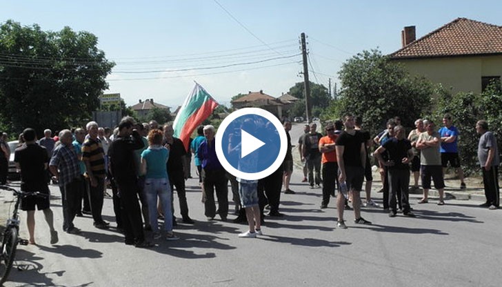 Румяна Бъчварова бе посрещната с бурни освирквания и недоволни възгласи