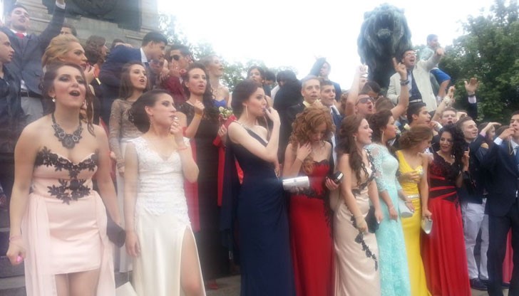 Туй днешните абитуриенти такава простотия ги е налегнала... Туй днешните абитуриенти такава простотия ги е налегнала...