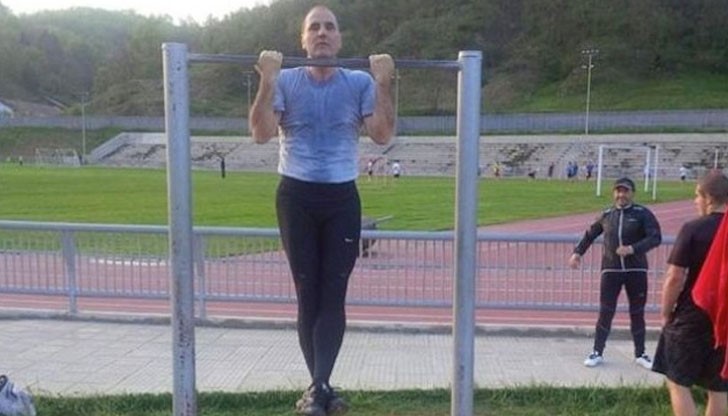 Цветан Цветанов демонстрира спортна форма за радост на фенките си