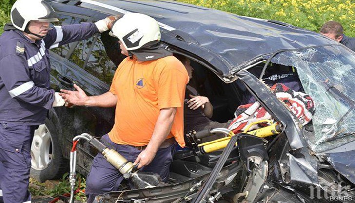 Изясняват се причините за инцидента. В този участък от пътя катастрофите са чести и тежки, защото шофьорите се движат с превишена скорост