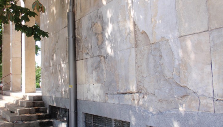 Западната стена на сградата е в трайна разруха - разрушена облицовка на стената и опасни пукнатини
