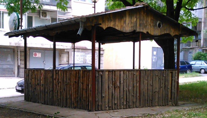 Кой ще провери незаконните постройки в квартал "Здравец-Изток" и паркиралите бусове.......