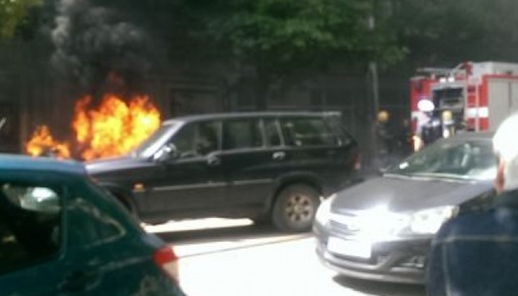 Зрелищен пожар с черни кълба дим избухна до изоставена сграда в центъра на столицата