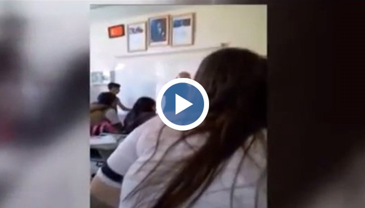 Директор на средно училище изтри бялата дъска в класната стая с главата на ученик