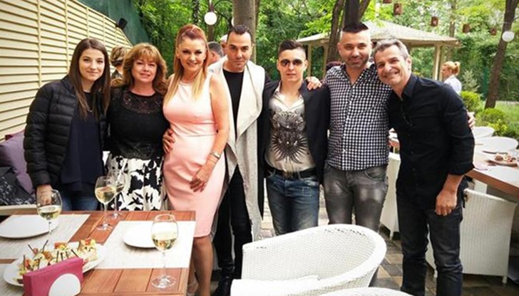 Тази година завършиха училище синовете на Вяра Анкова, Искра Фидосова, Нели Рангелова, Нона Йотова, дъщерите на Богдан Томов, Мая Нешкова, Адалберт Зафиров и други.