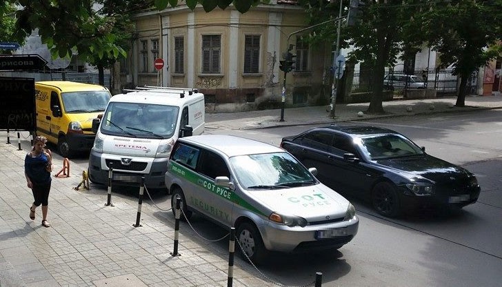 Вижте ги хубаво тези как са накацали .... чак няма свободни места