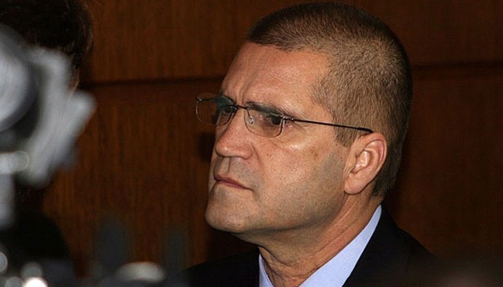 Бившият военен министър призова Цветан Василев да се върне в България и да започне да говори