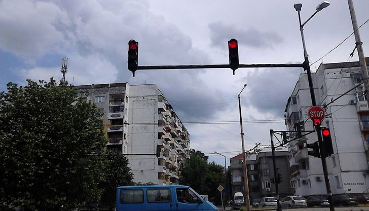 Светофара на старата поща - тази стрелка на светофара не е за украса