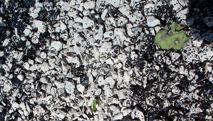 Дупките са запълнени, но с камъчки и отгоре са символично напръскани с асфалтова смес