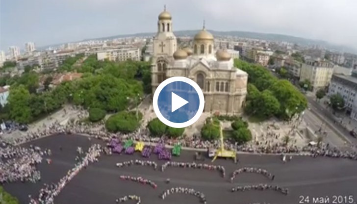 Хиляди ученици и студенти, както и децата от детските заведения във Варна се включиха в традиционното празнично шествие, посветено на 24 май