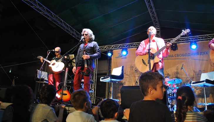 Всички, които останаха се насладиха на два биса и на богата и пищна заря по повод най-хубавия български празник, съвпадащ с Деня на Русе – 6 май!